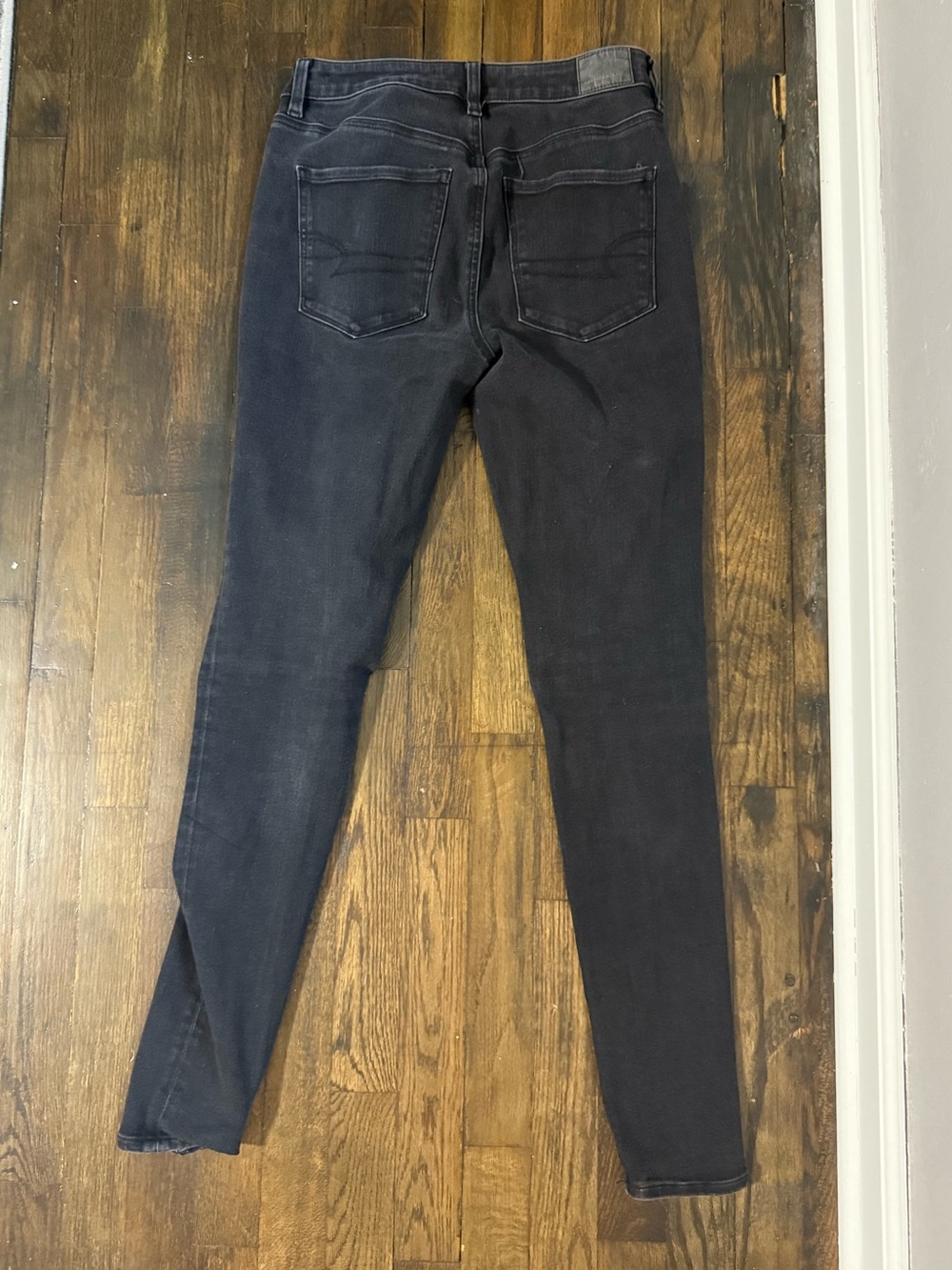 Dark Wash Women's Skinny Jeans - Black